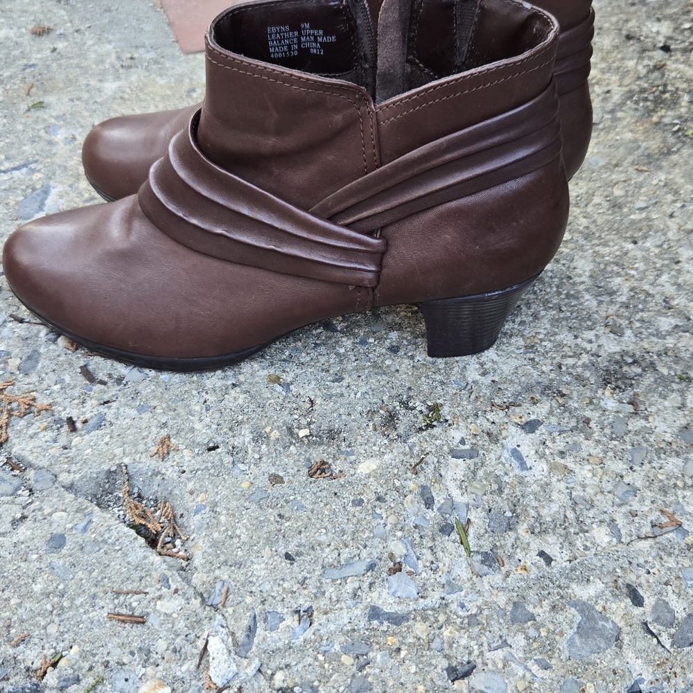 Easy Spirit Size 9 - Picture 4 of 5